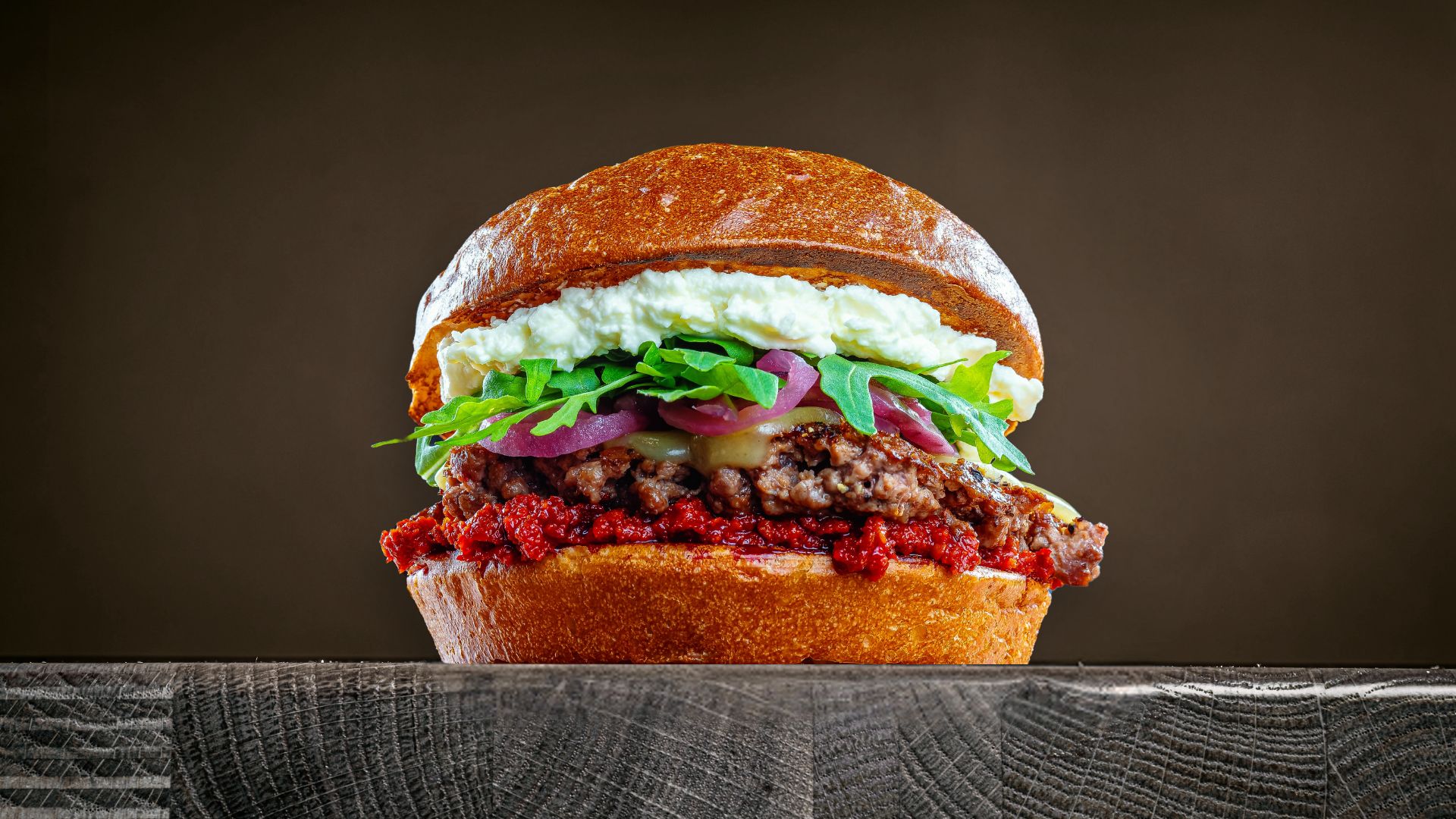 Nduja Italiano burgeri pöydällä