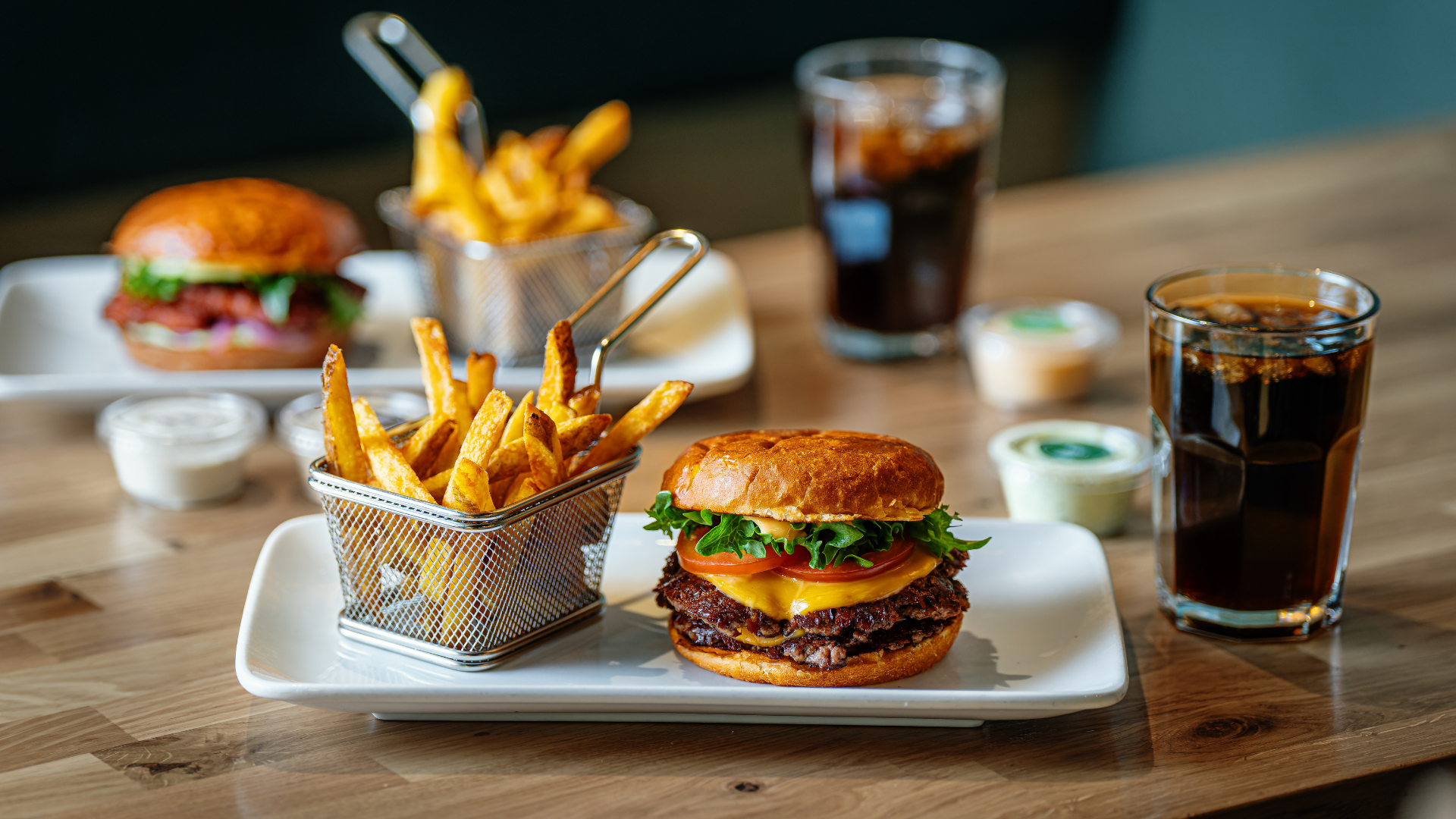 Kaksi burgeriateriaa pöydällä