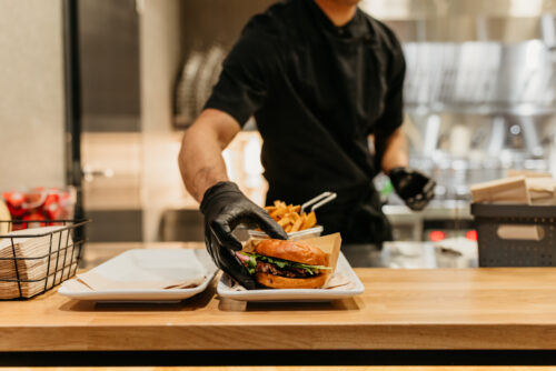 Hampurilainen laitetaan lautaselle.