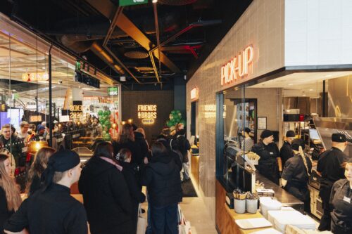 Ihmiset jonottamassa ravintolaan.